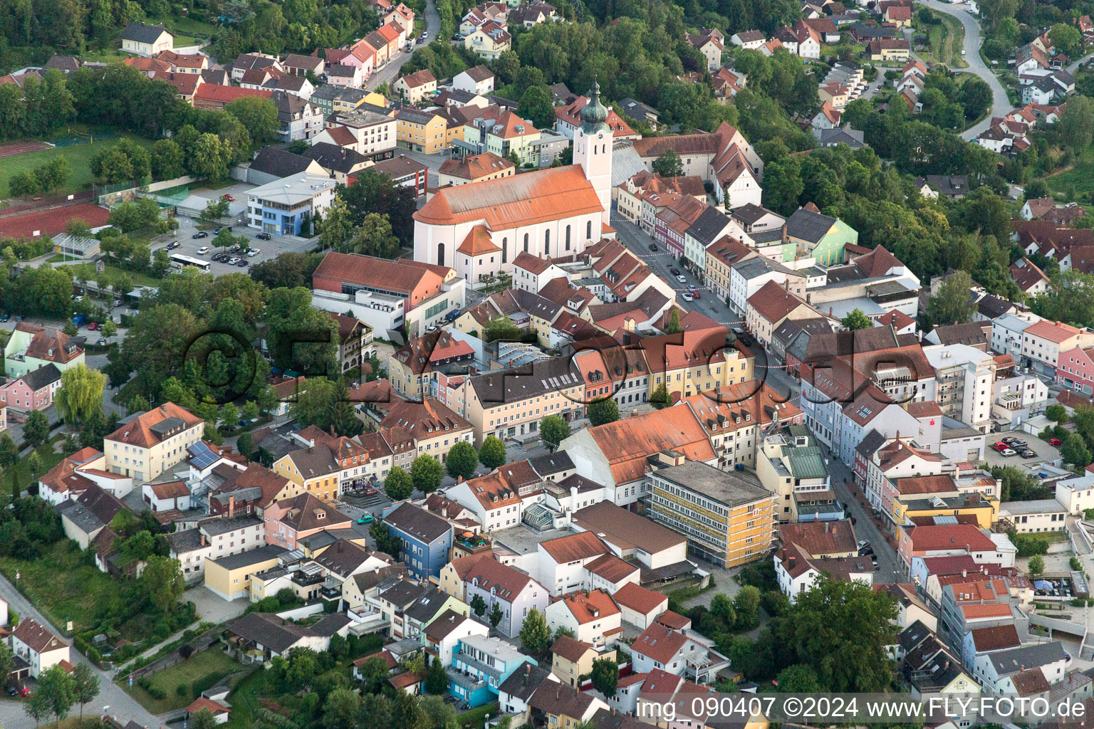 Vue aérienne de Église paroissiale de la ville St. Maria dans le centre historique du centre ville à le quartier Zanklau in Landau an der Isar dans le département Bavière, Allemagne