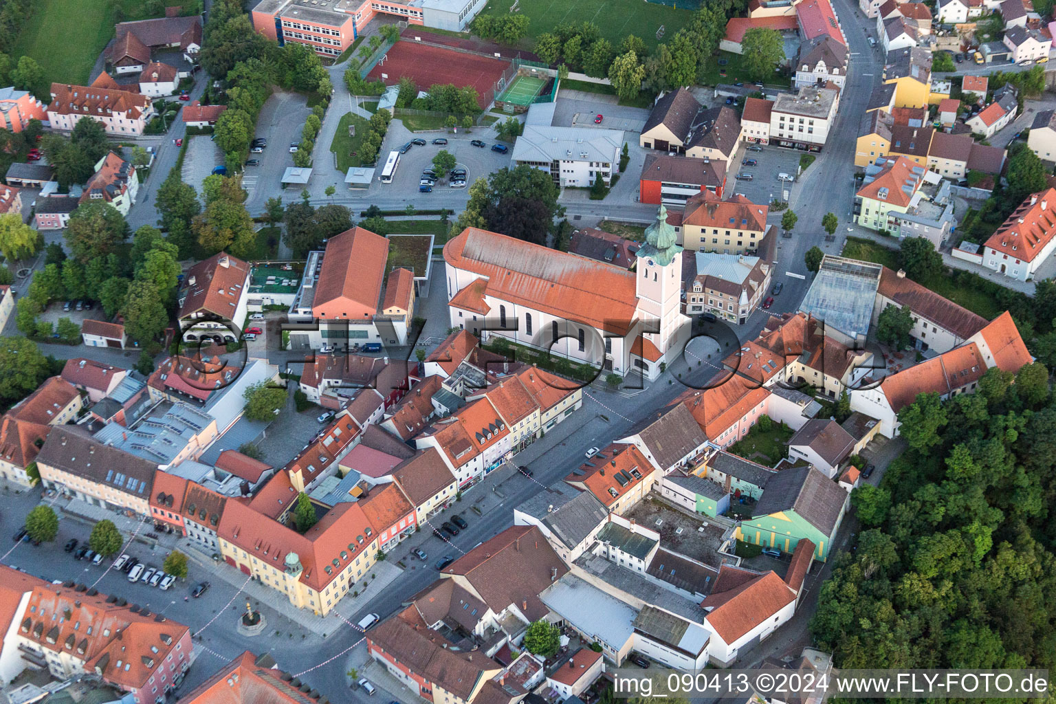 Vue aérienne de Église paroissiale de la ville St. Maria dans le centre historique du centre ville à le quartier Zanklau in Landau an der Isar dans le département Bavière, Allemagne