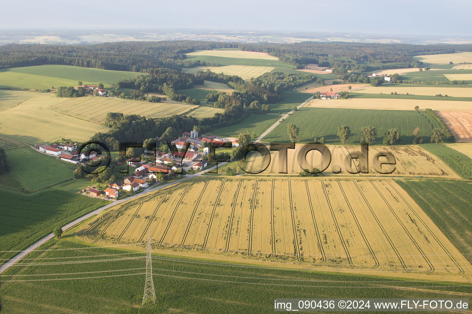 Vue aérienne de Quartier Dittenkofen in Mamming dans le département Bavière, Allemagne