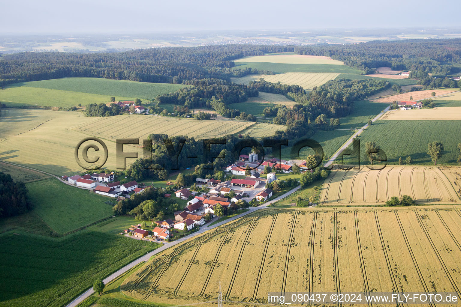 Vue aérienne de Quartier Dittenkofen in Mamming dans le département Bavière, Allemagne