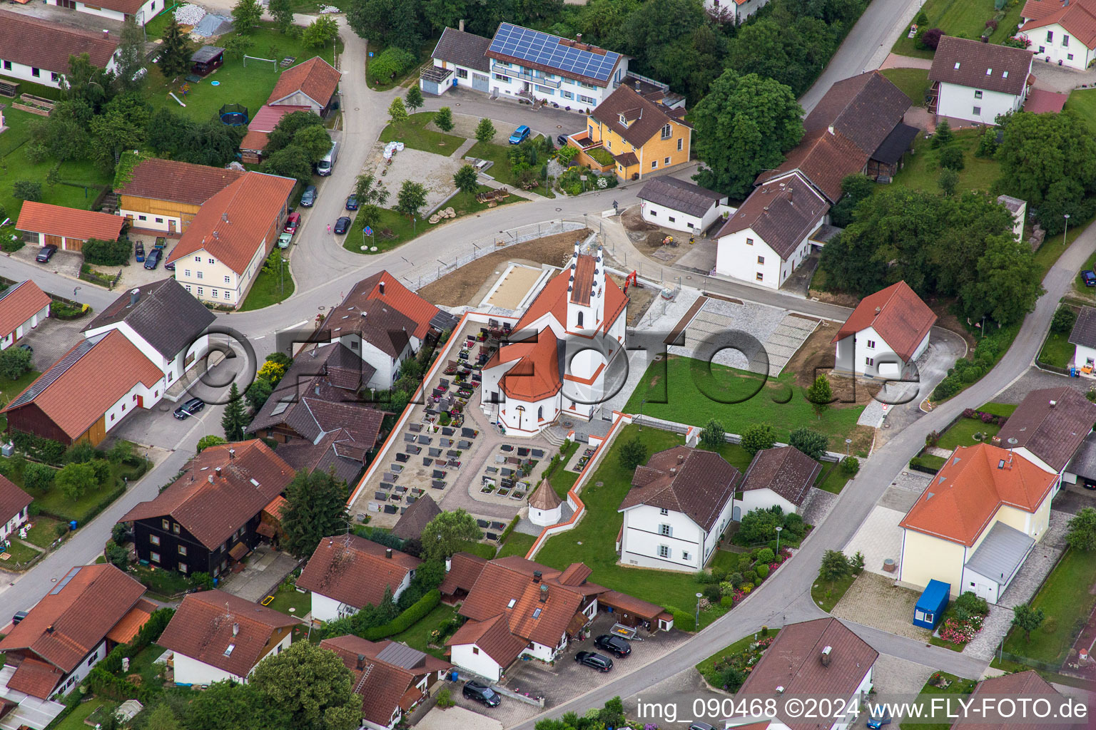 Vue aérienne de Place de l'église à le quartier Rattenbach in Rimbach dans le département Bavière, Allemagne