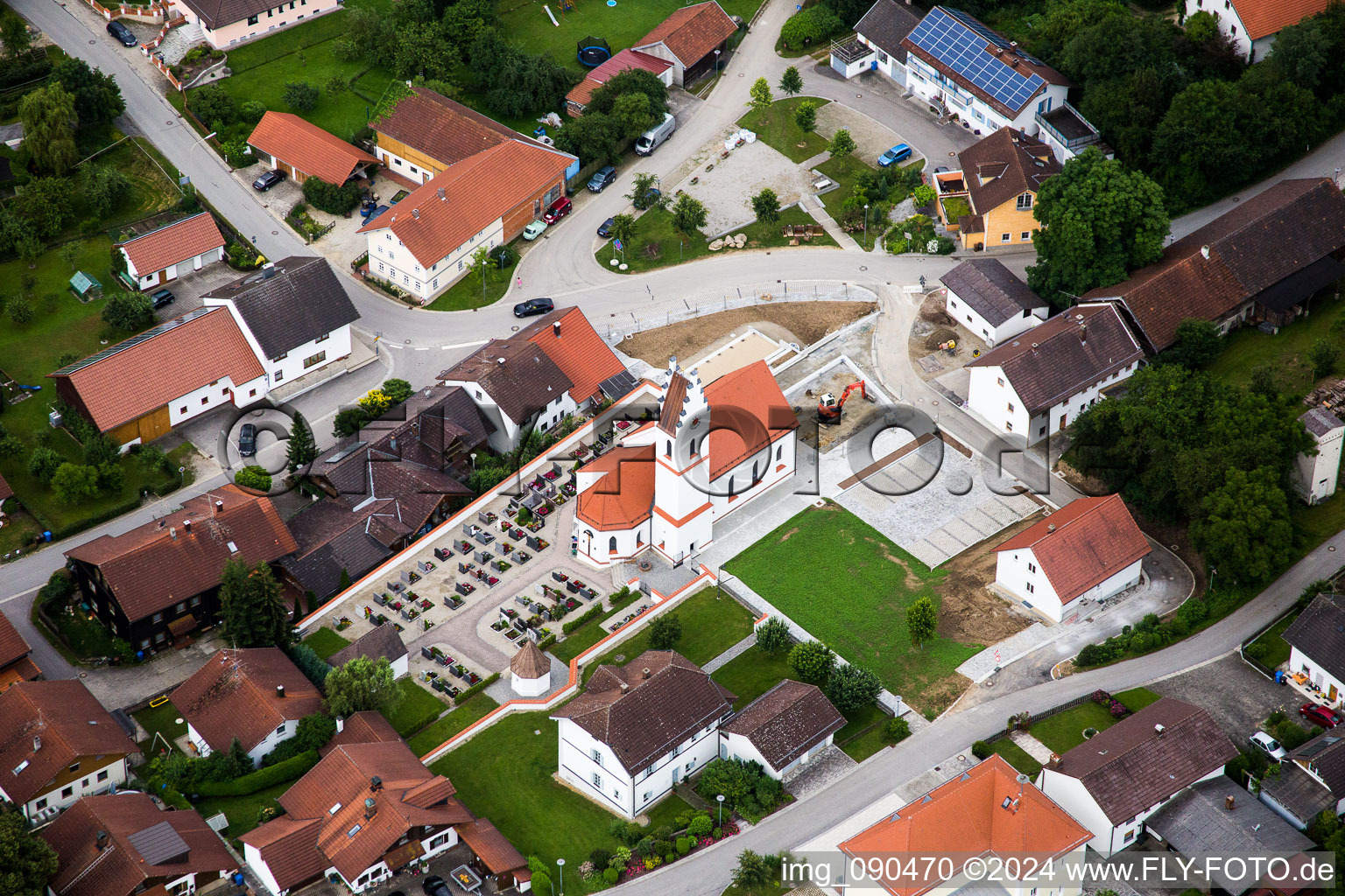 Vue aérienne de Bâtiment d'église au centre du village à le quartier Rattenbach in Rimbach dans le département Bavière, Allemagne