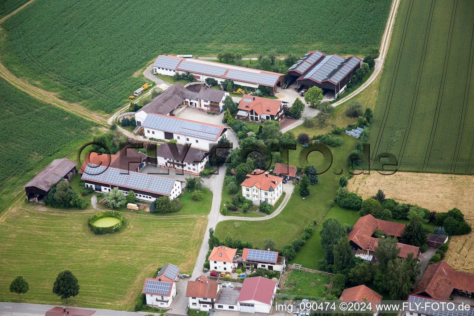 Vue aérienne de Rangées de panneaux pour le système photovoltaïque et le parc solaire ou la centrale solaire de Huber Solar GmbH dans le quartier de Blankenöd à le quartier Kollbach in Gangkofen dans le département Bavière, Allemagne