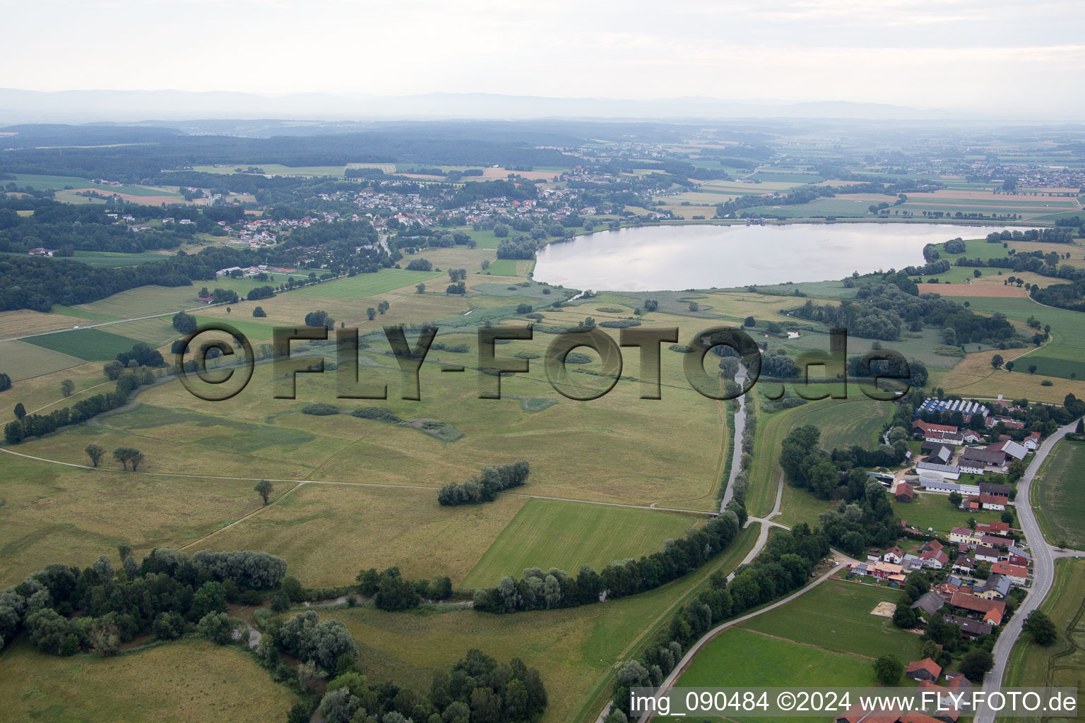 Vue aérienne de Réservoir Vilstalsee Steimberg à Marklkofen dans le département Bavière, Allemagne