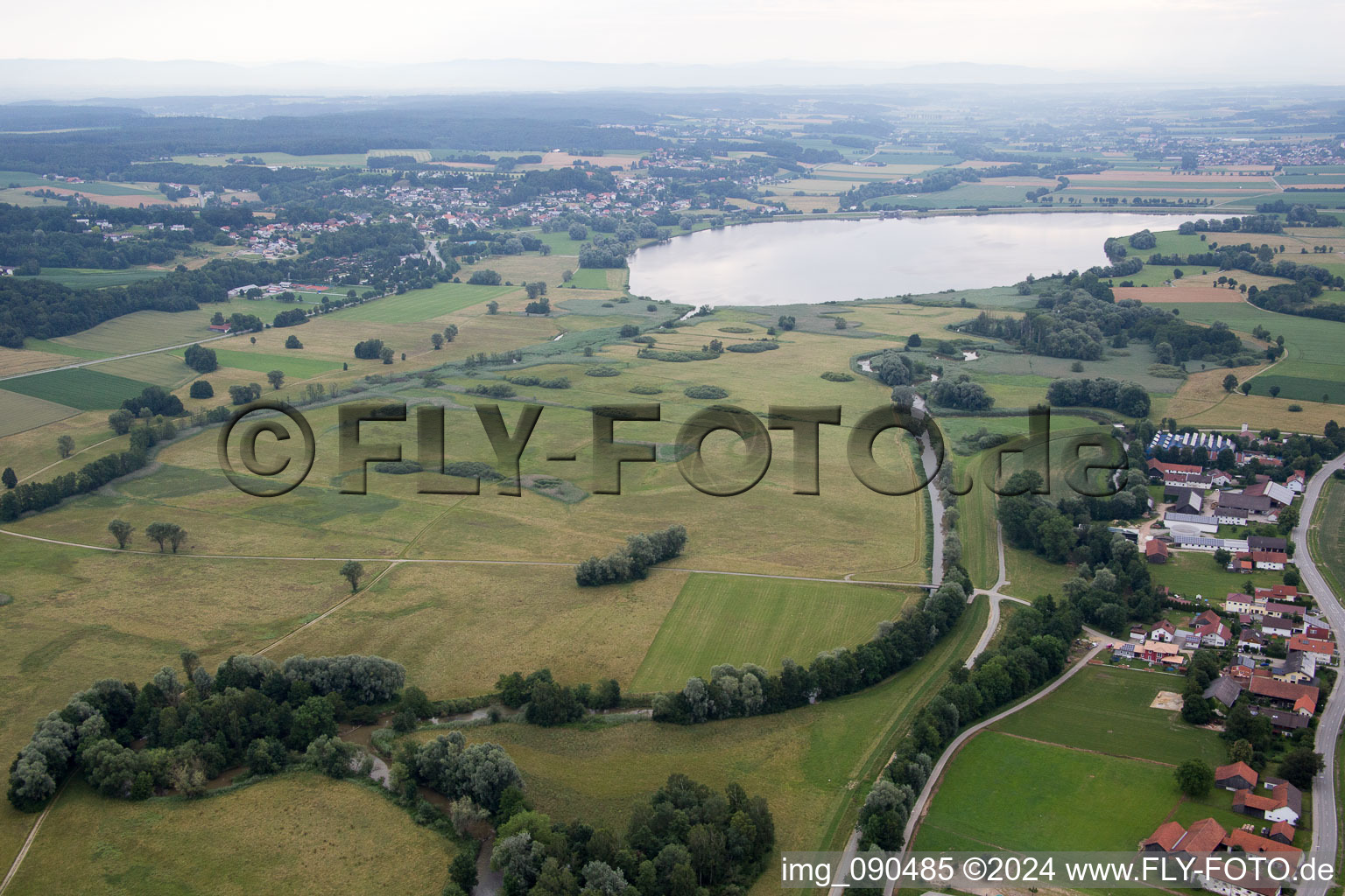 Vue aérienne de Réservoir Vilstalsee Steimberg à Marklkofen dans le département Bavière, Allemagne