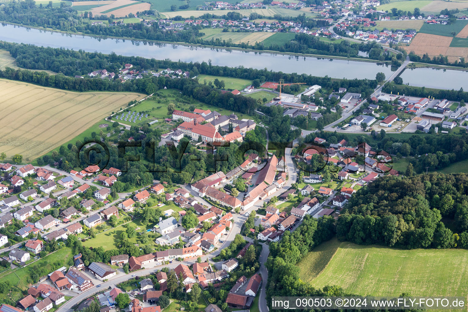 Vue aérienne de Zones riveraines de l'Isar à Niederviehbach dans le département Bavière, Allemagne