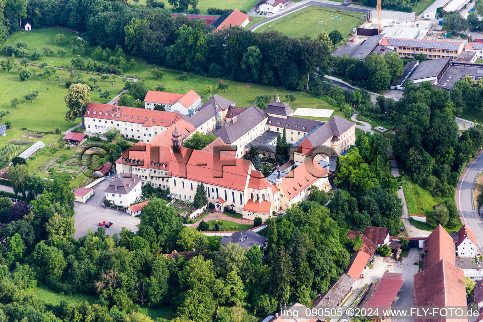 Vue aérienne de Ensemble immobilier de l'ancien monastère et de l'actuelle école secondaire Sainte-Marie à Niederviehbach dans le département Bavière, Allemagne