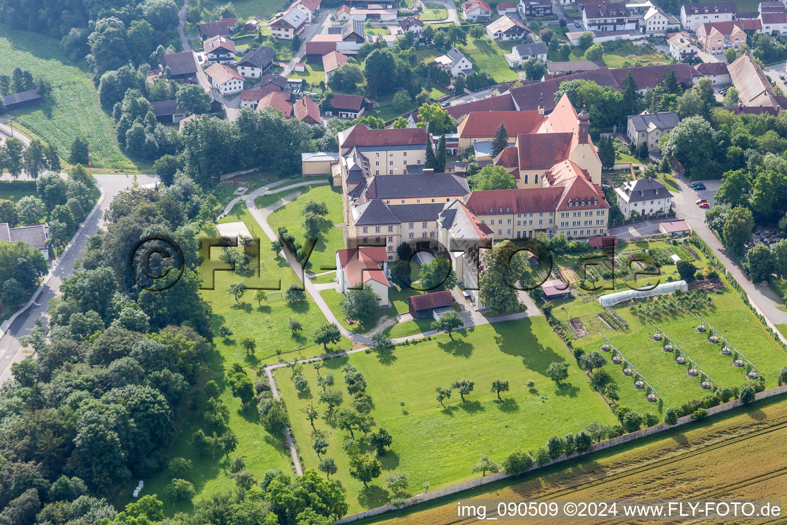 Vue aérienne de Ensemble immobilier de l'ancien monastère et de l'actuelle école secondaire Sainte-Marie à Niederviehbach dans le département Bavière, Allemagne