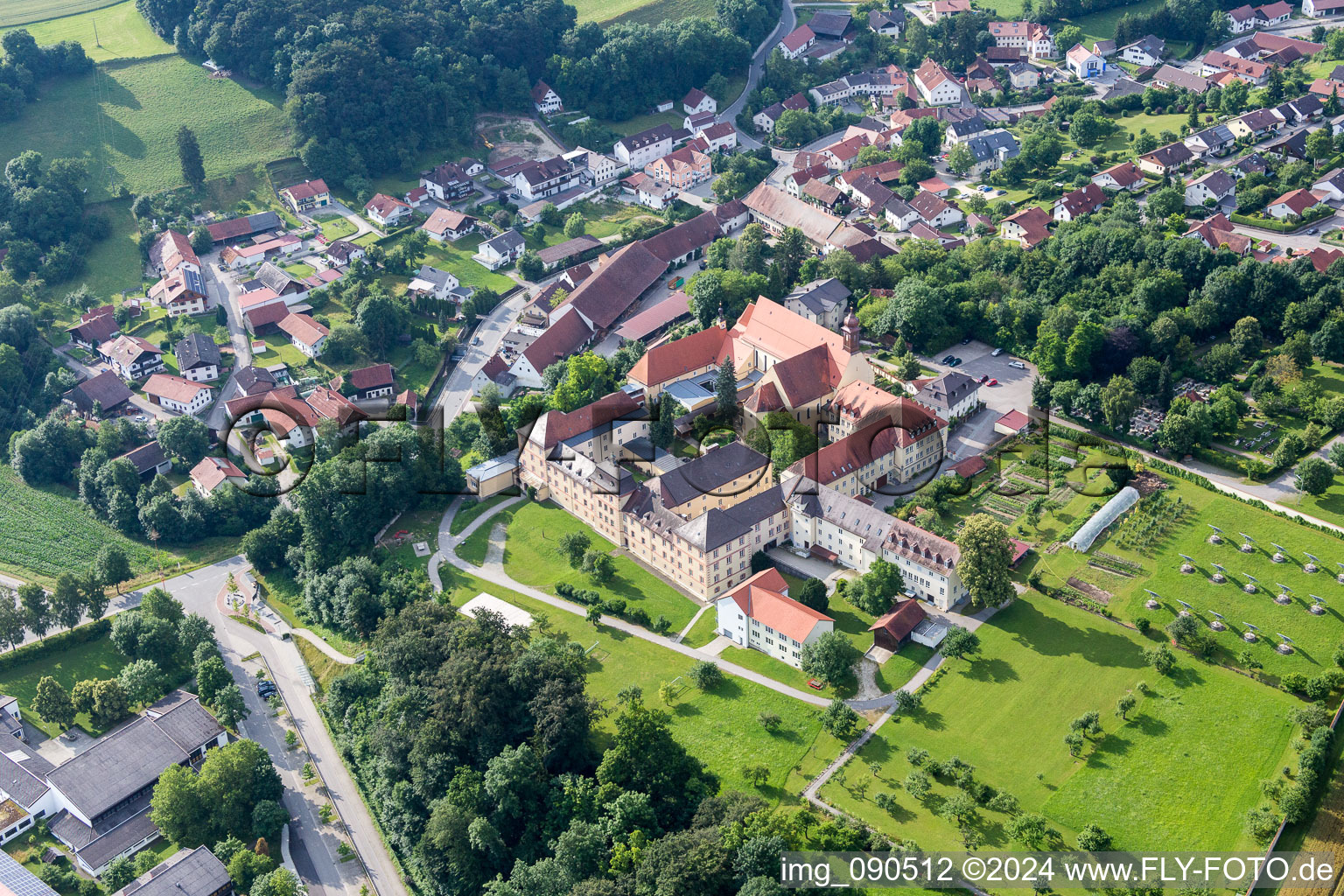 Photographie aérienne de Ensemble immobilier de l'ancien monastère et de l'actuelle école secondaire Sainte-Marie à Niederviehbach dans le département Bavière, Allemagne