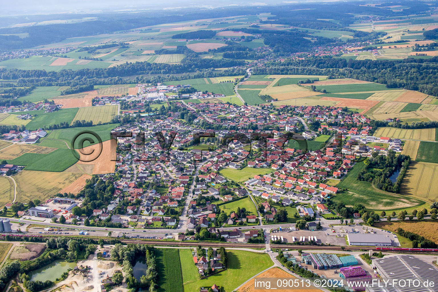 Vue aérienne de Et l'autoroute A92 à le quartier Kronwieden in Loiching dans le département Bavière, Allemagne