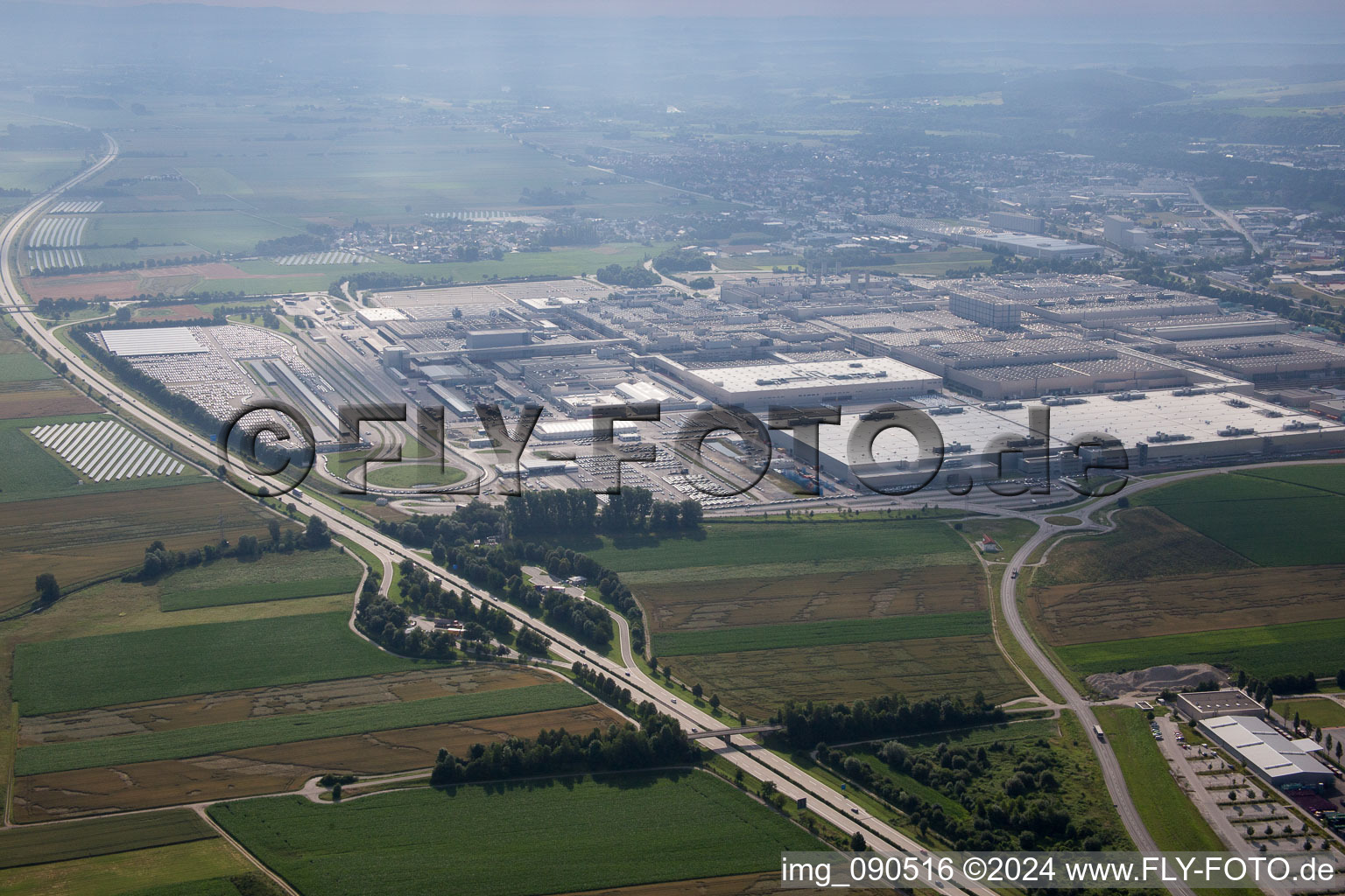 Vue aérienne de Locaux de l'usine BMW à le quartier Höfen in Dingolfing dans le département Bavière, Allemagne