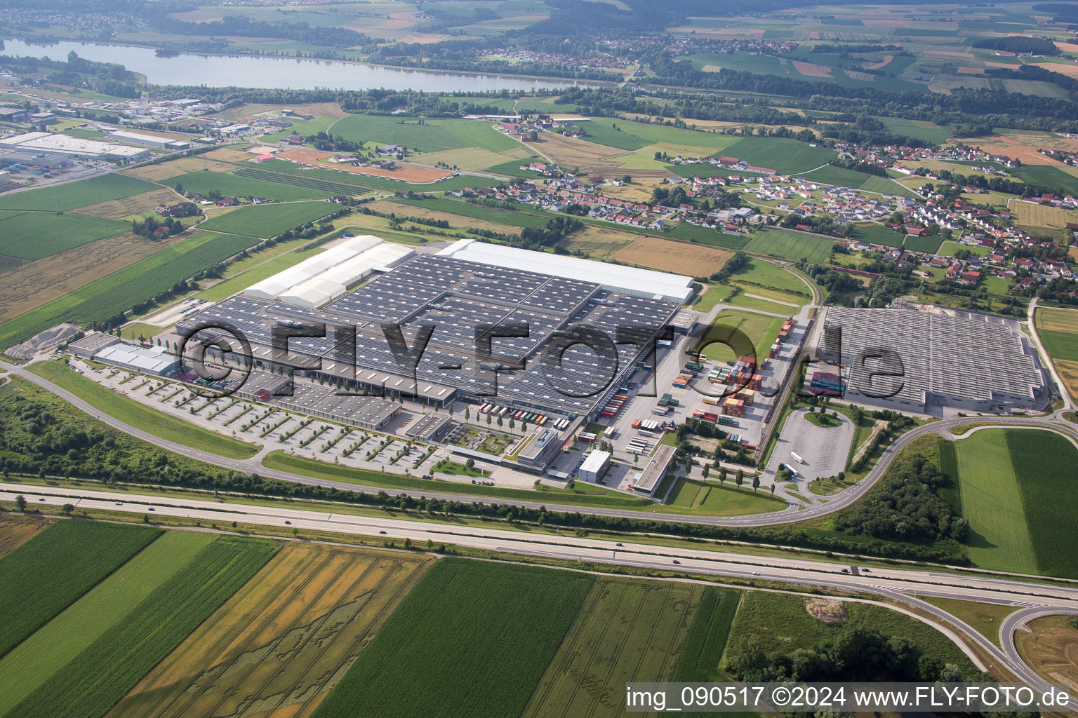 Vue aérienne de Locaux de l'usine BMW à le quartier Höfen in Dingolfing dans le département Bavière, Allemagne