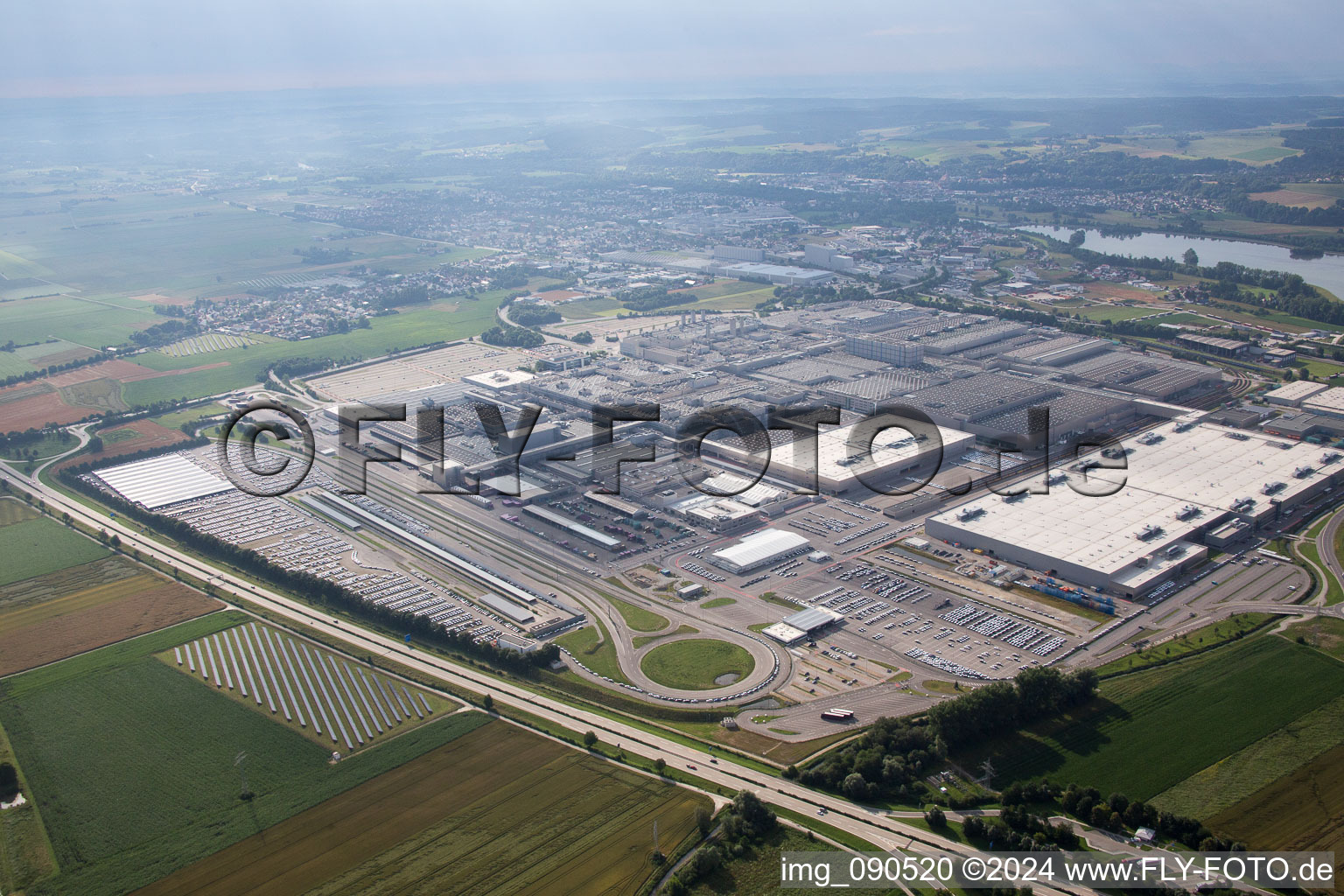 Vue aérienne de Zone industrielle de Höfen, usine BMW à Dingolfing dans le département Bavière, Allemagne