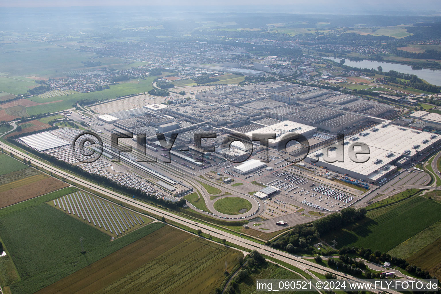 Vue aérienne de Zone industrielle de Höfen, usine BMW à Dingolfing dans le département Bavière, Allemagne