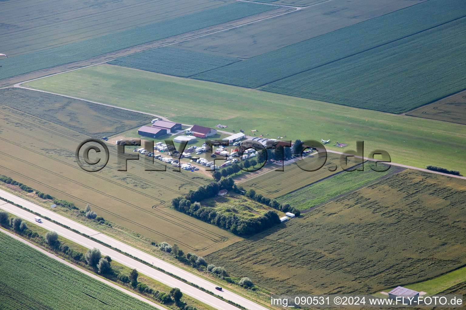 Vue aérienne de Aérodrome à Dingolfing dans le département Bavière, Allemagne