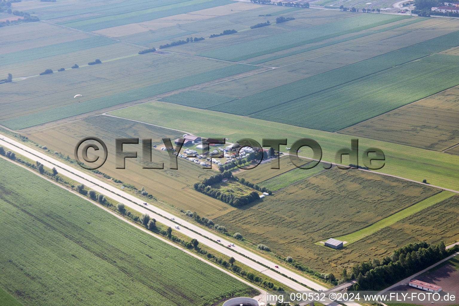 Vue aérienne de Aérodrome à Dingolfing dans le département Bavière, Allemagne