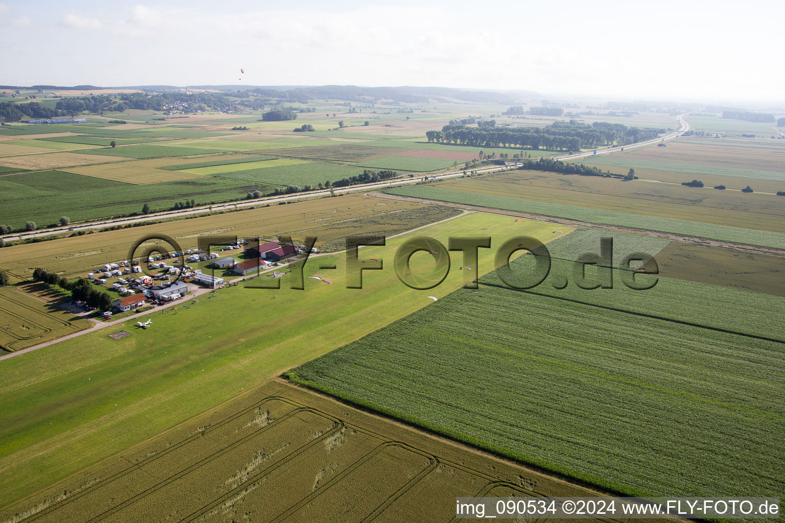 Vue oblique de Aérodrome à Dingolfing dans le département Bavière, Allemagne