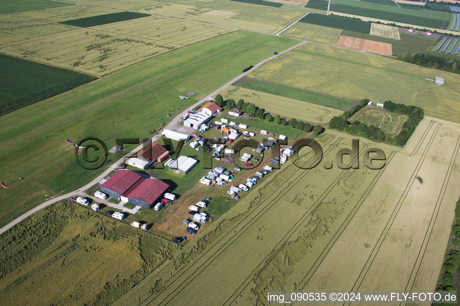 Aérodrome à Dingolfing dans le département Bavière, Allemagne d'en haut