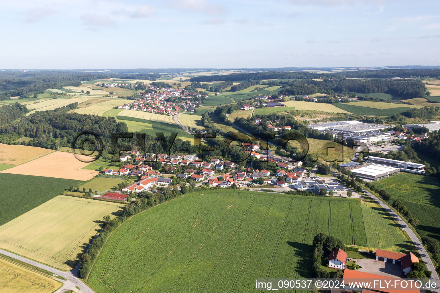 Vue aérienne de Quartier Lengthal in Moosthenning dans le département Bavière, Allemagne