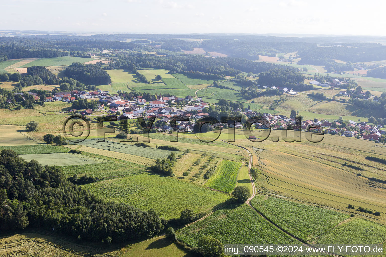 Vue aérienne de Quartier Lengthal in Moosthenning dans le département Bavière, Allemagne