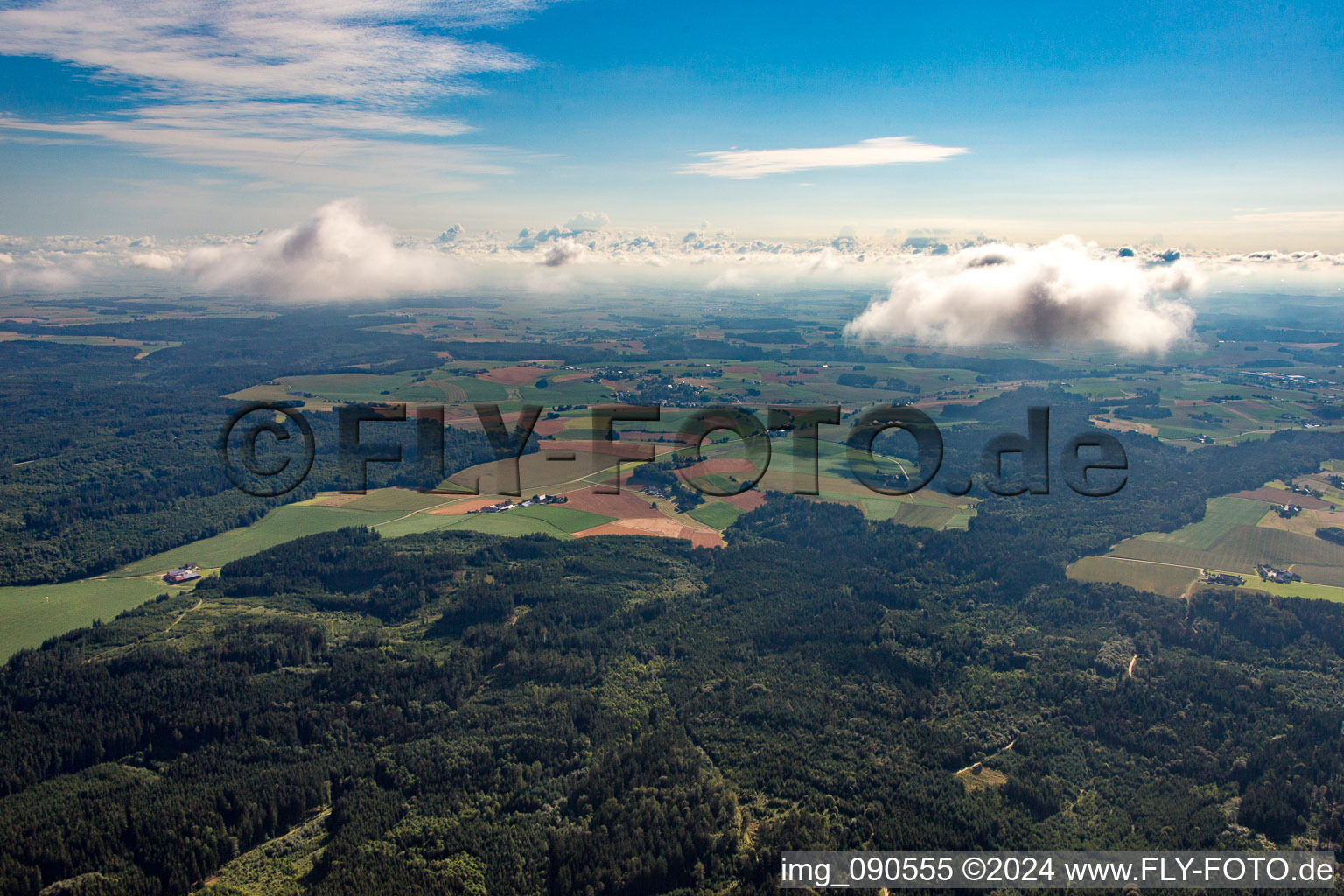 Vue aérienne de Sous les nuages à le quartier Neuhofen in Laberweinting dans le département Bavière, Allemagne