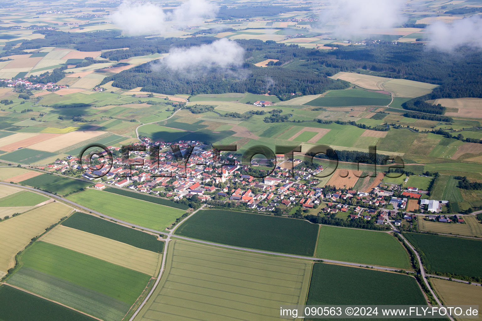 Vue aérienne de Sous les nuages à Geiselhöring dans le département Bavière, Allemagne