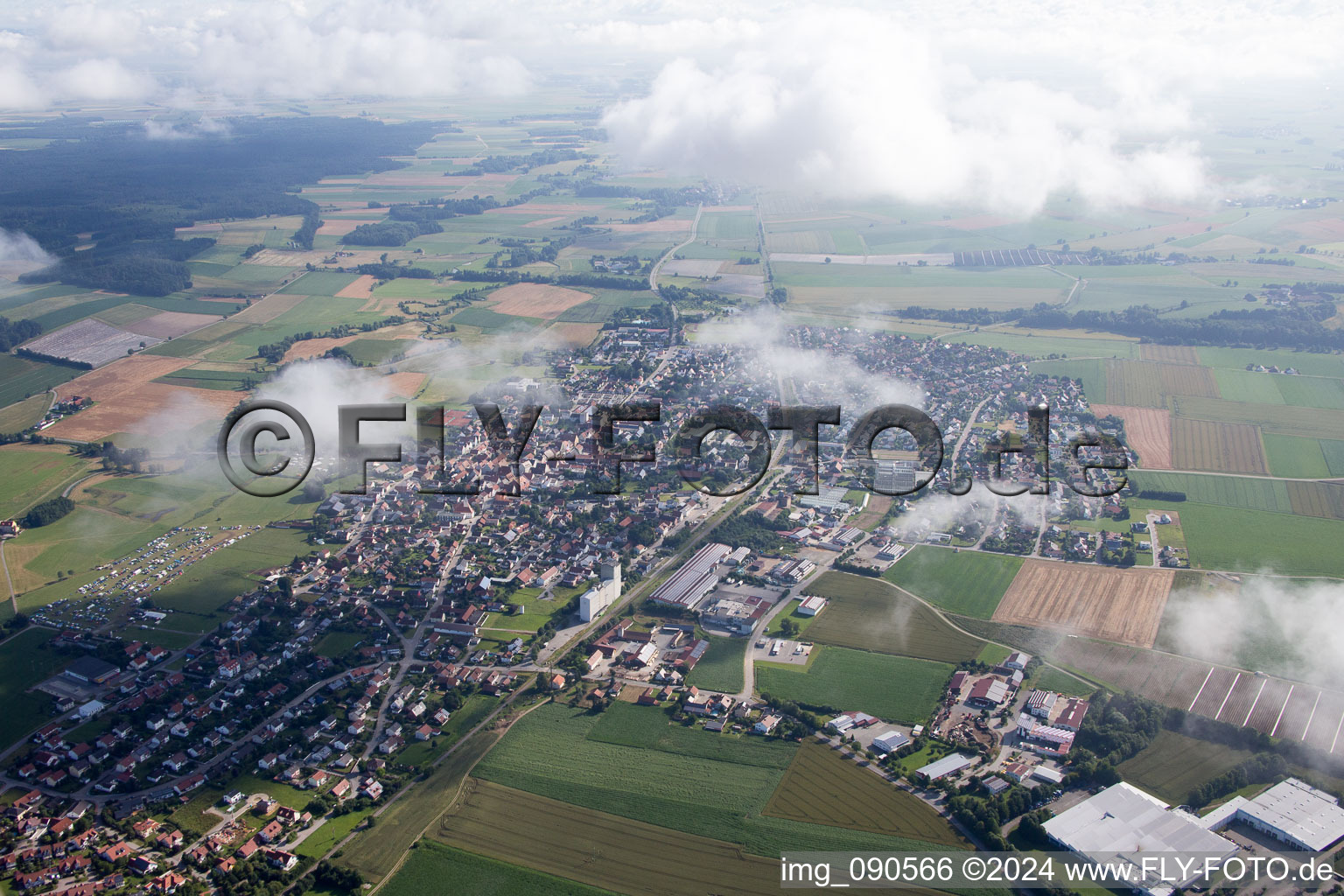 Vue aérienne de Dettenkofen dans le département Bavière, Allemagne