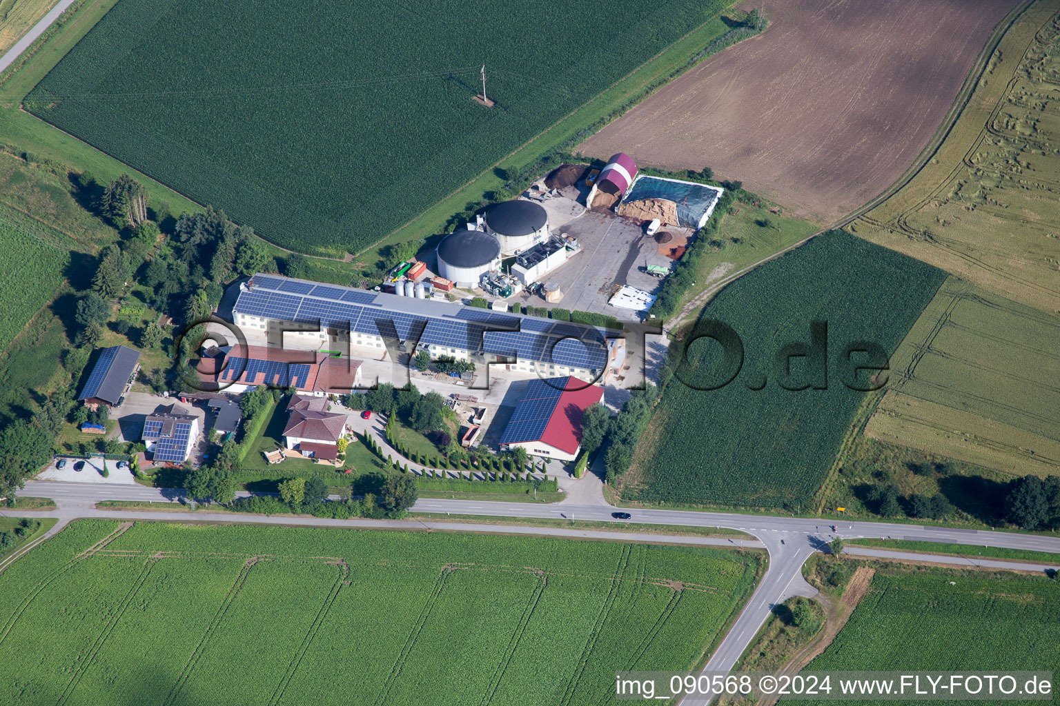 Vue aérienne de Dettenkofen dans le département Bavière, Allemagne