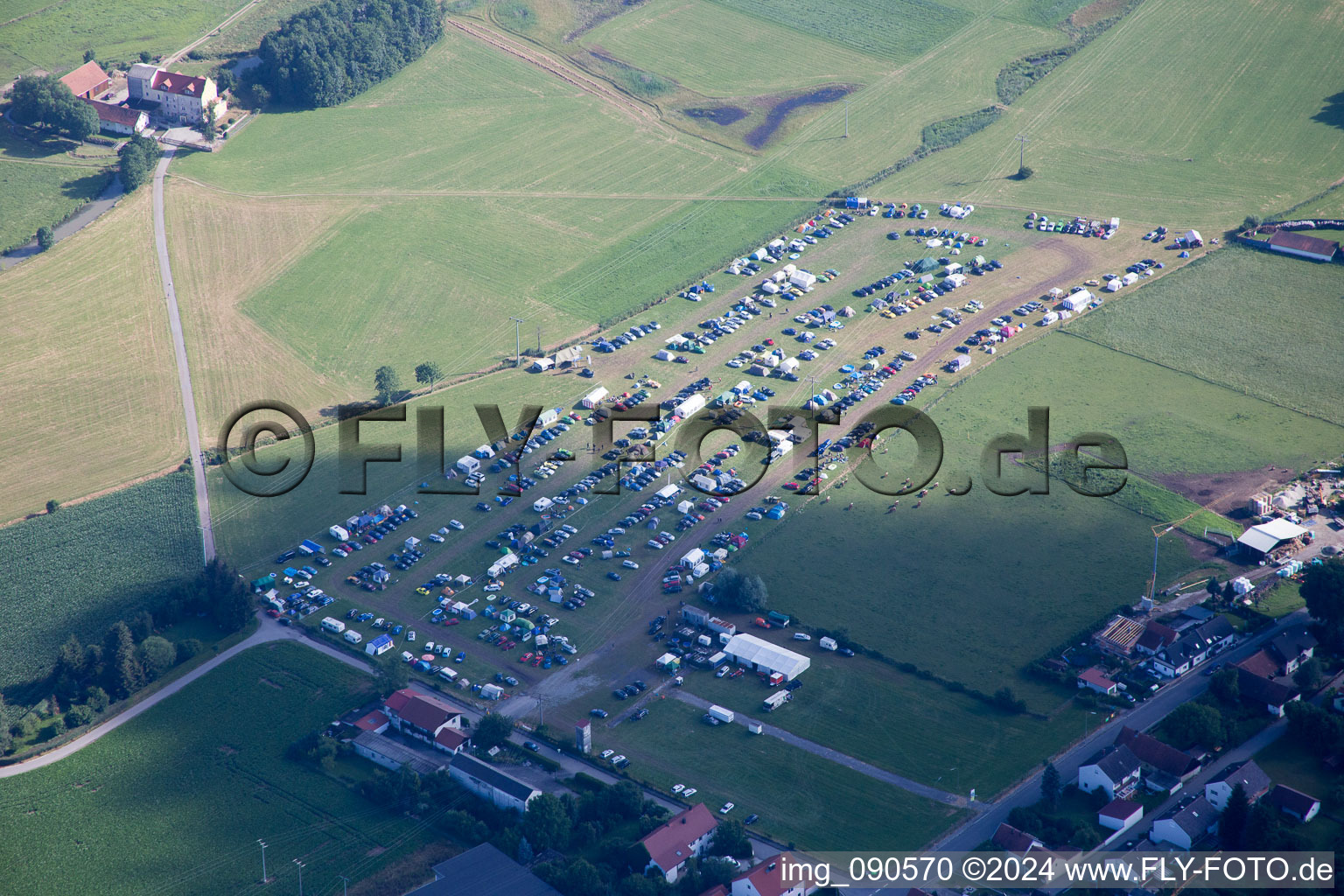 Vue aérienne de Caravanes et tentes sur camping naturel à Geiselhöring dans le département Bavière, Allemagne