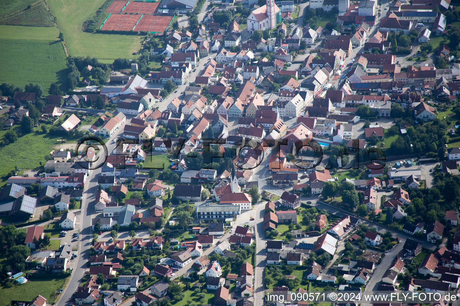 Sous les nuages à Geiselhöring dans le département Bavière, Allemagne d'en haut