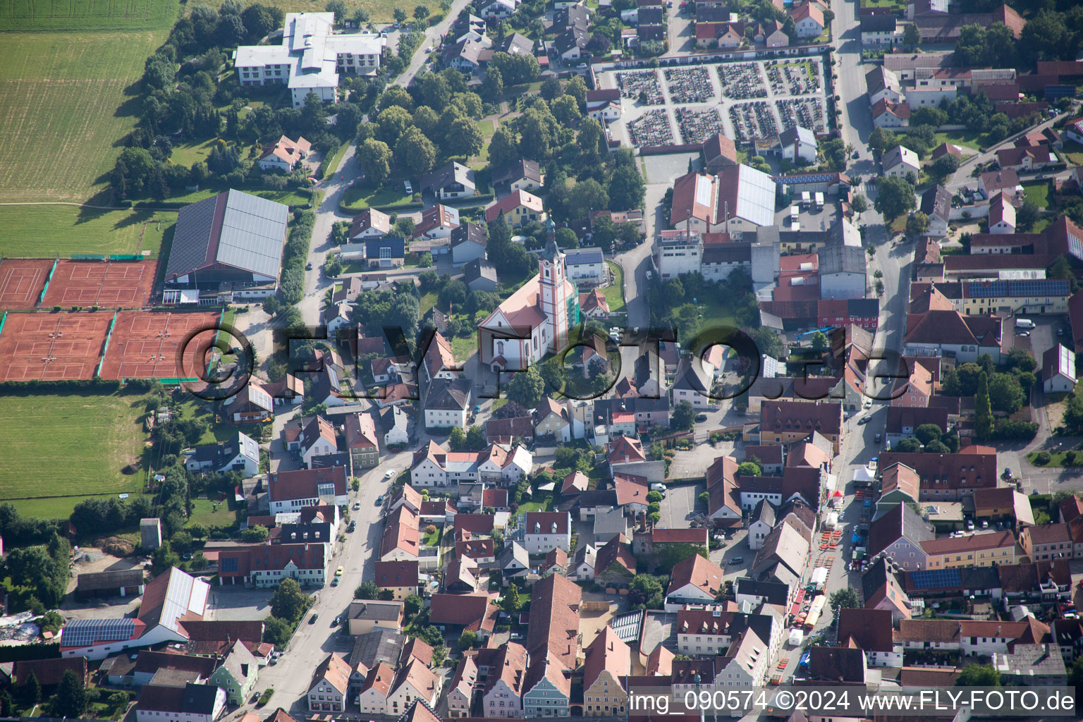 Vue aérienne de Vue des rues et des maisons des quartiers résidentiels à Geiselhöring dans le département Bavière, Allemagne