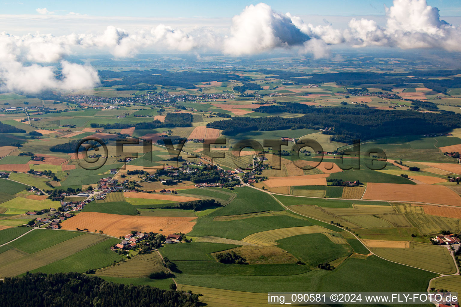 Vue aérienne de Du nord à le quartier Martinsbuch in Mengkofen dans le département Bavière, Allemagne