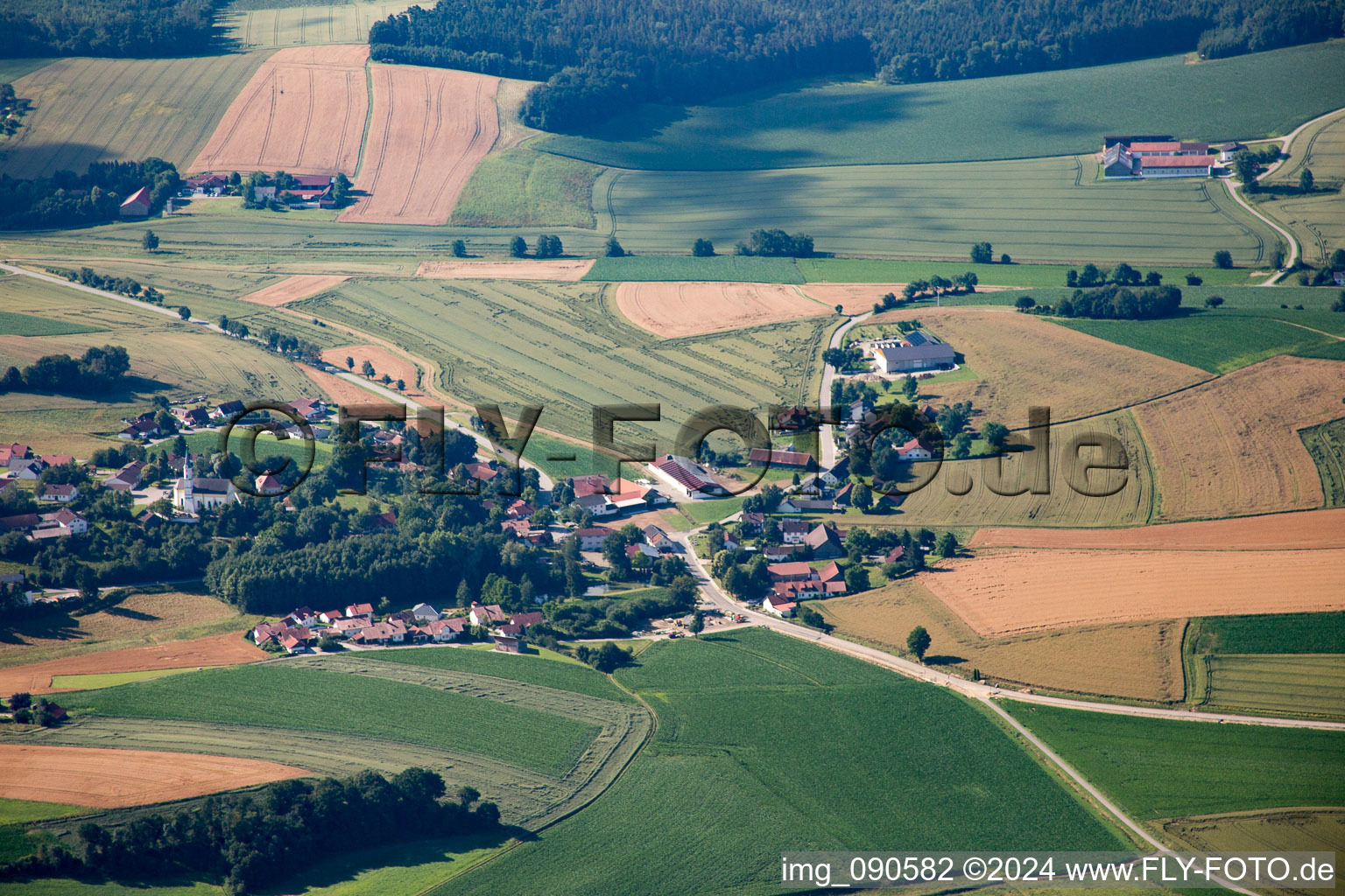 Vue aérienne de Quartier Martinsbuch in Mengkofen dans le département Bavière, Allemagne