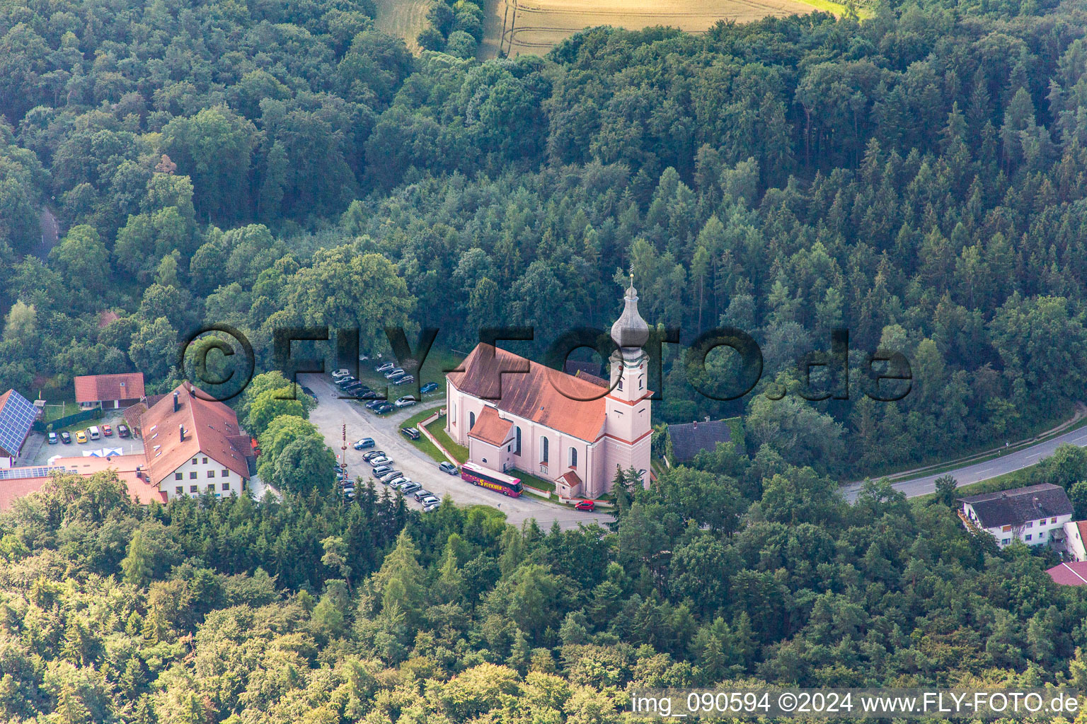 Vue aérienne de Église de pèlerinage de la Sainte Trinité dans la forêt à le quartier Rimbach in Moosthenning dans le département Bavière, Allemagne