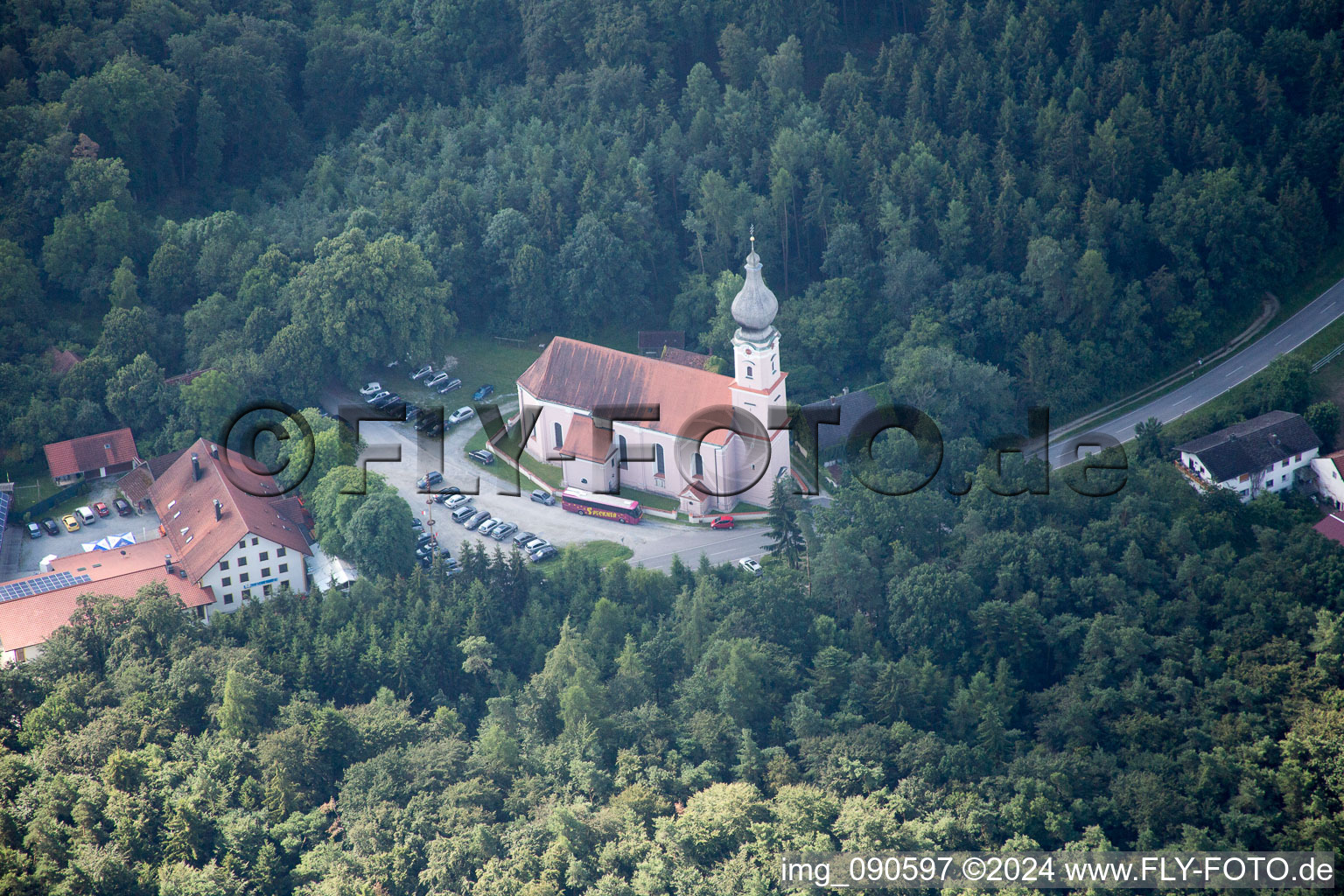 Vue aérienne de Église dans la forêt à le quartier Rimbach in Moosthenning dans le département Bavière, Allemagne