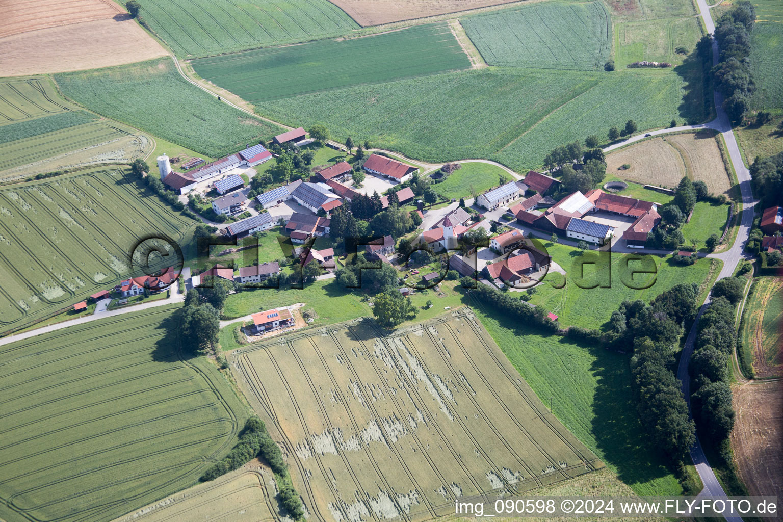 Vue aérienne de Propriété d'une ferme en bordure de champs cultivés à le quartier Ottending in Mengkofen dans le département Bavière, Allemagne