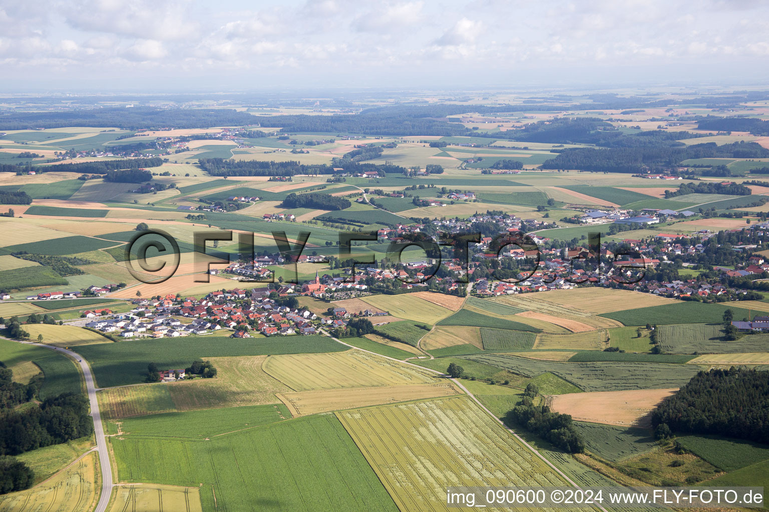 Vue aérienne de Champs agricoles et surfaces utilisables à Mengkofen dans le département Bavière, Allemagne