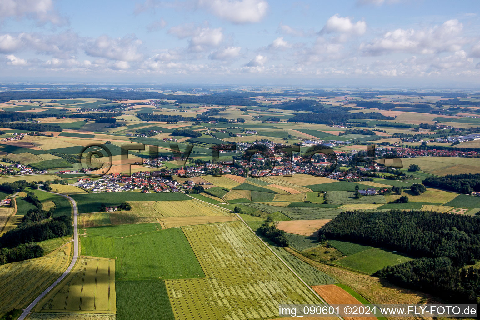 Vue aérienne de Champs agricoles et surfaces utilisables à le quartier Weichshofen in Mengkofen dans le département Bavière, Allemagne