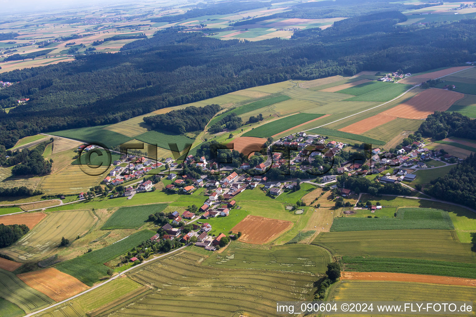 Vue aérienne de Quartier Tunding in Mengkofen dans le département Bavière, Allemagne