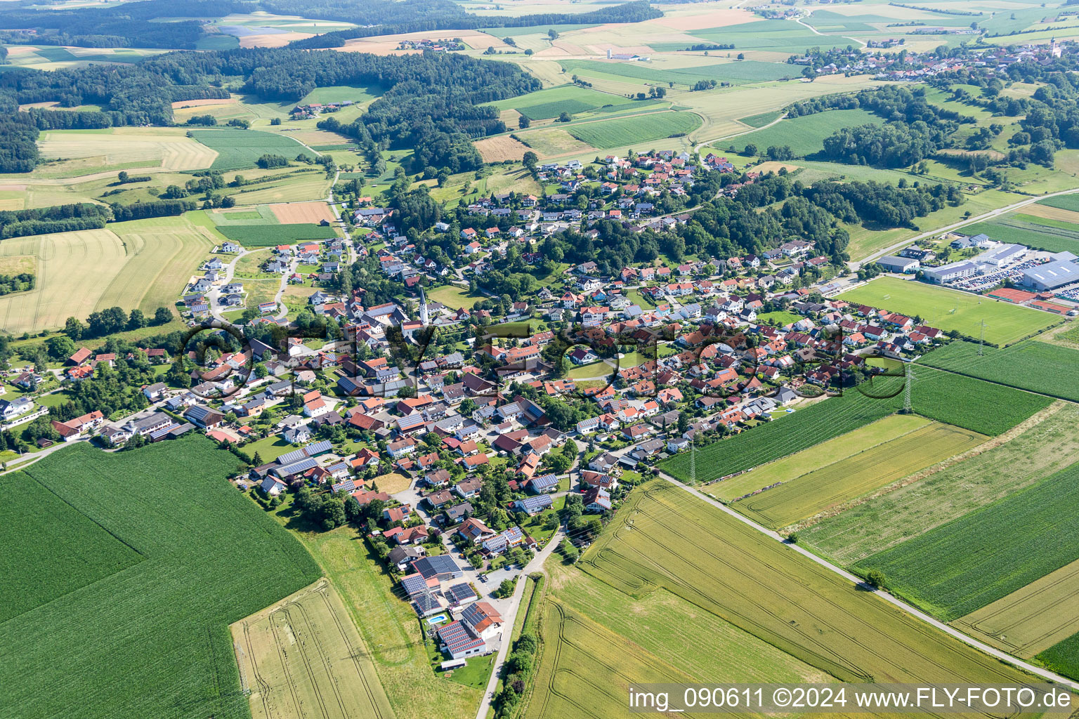 Vue aérienne de Champs agricoles et surfaces utilisables à Moosthenning dans le département Bavière, Allemagne