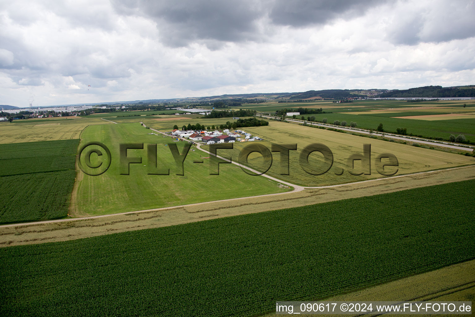 Aérodrome à Dingolfing dans le département Bavière, Allemagne vue d'en haut