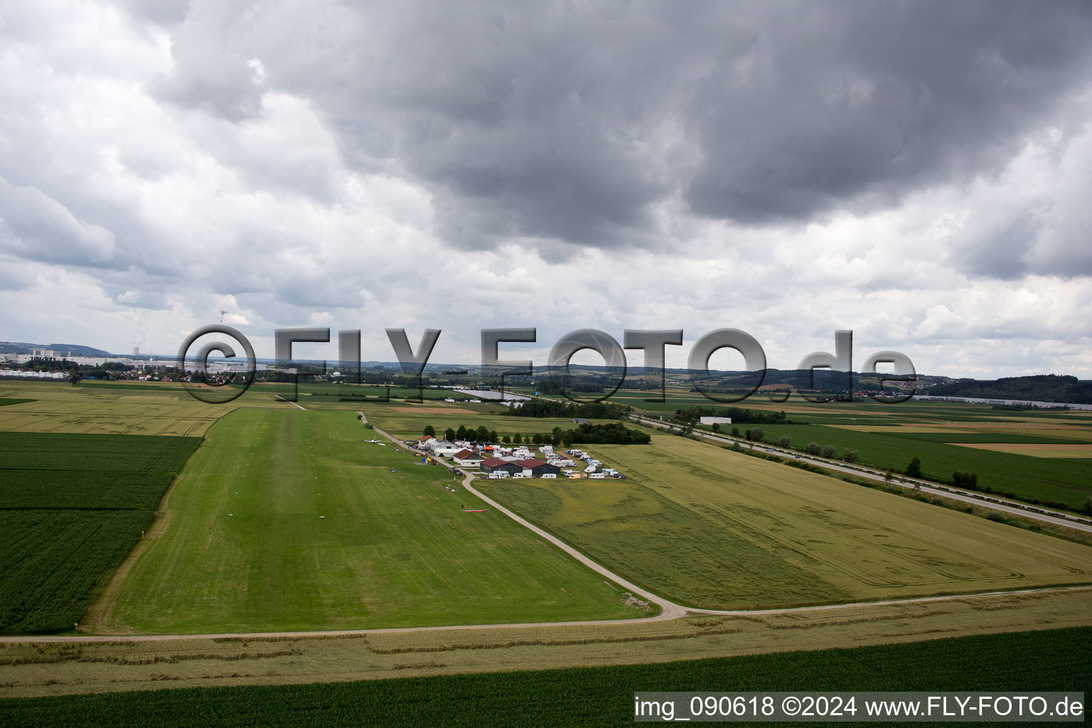 Aérodrome à Dingolfing dans le département Bavière, Allemagne depuis l'avion