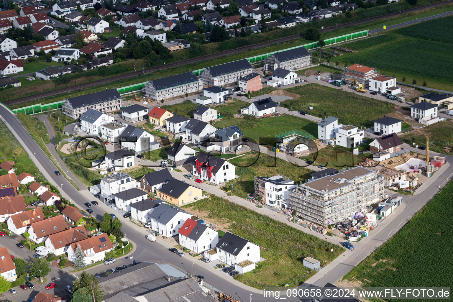 Vue aérienne de Quartier Am Kieselbuckel devant la voie ferrée à Laudenbach dans le département Bade-Wurtemberg, Allemagne