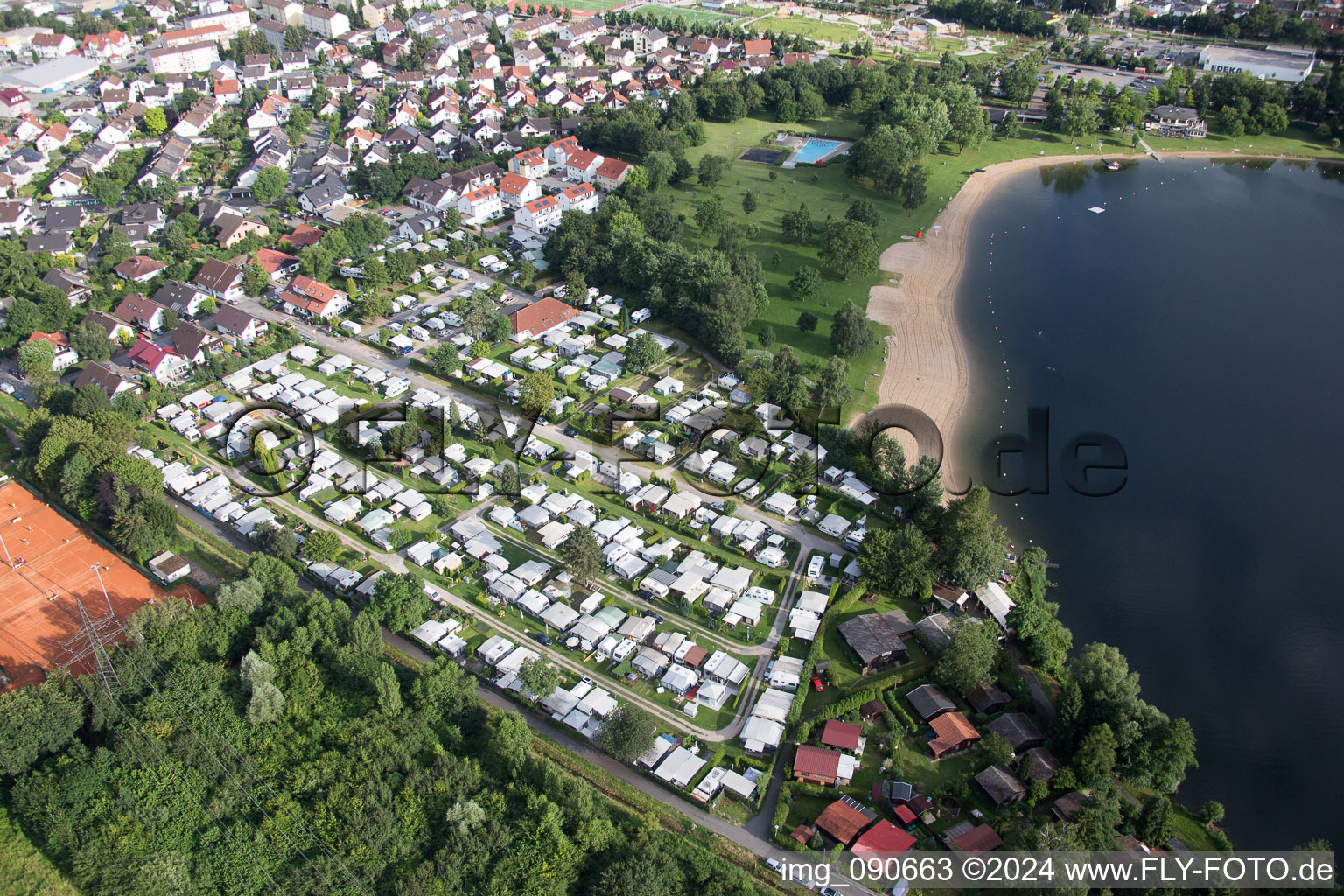 Vue aérienne de Zones riveraines sur la plage de sable de la piscine extérieure de Wiesensee à Hemsbach dans le département Bade-Wurtemberg, Allemagne