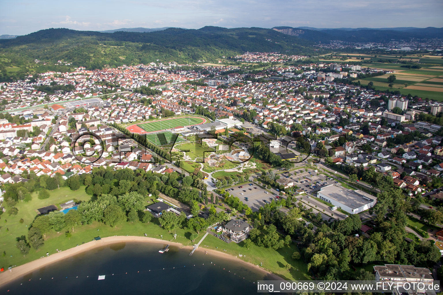 Vue aérienne de Zones riveraines sur la plage de sable de la piscine extérieure de Wiesensee à Hemsbach dans le département Bade-Wurtemberg, Allemagne