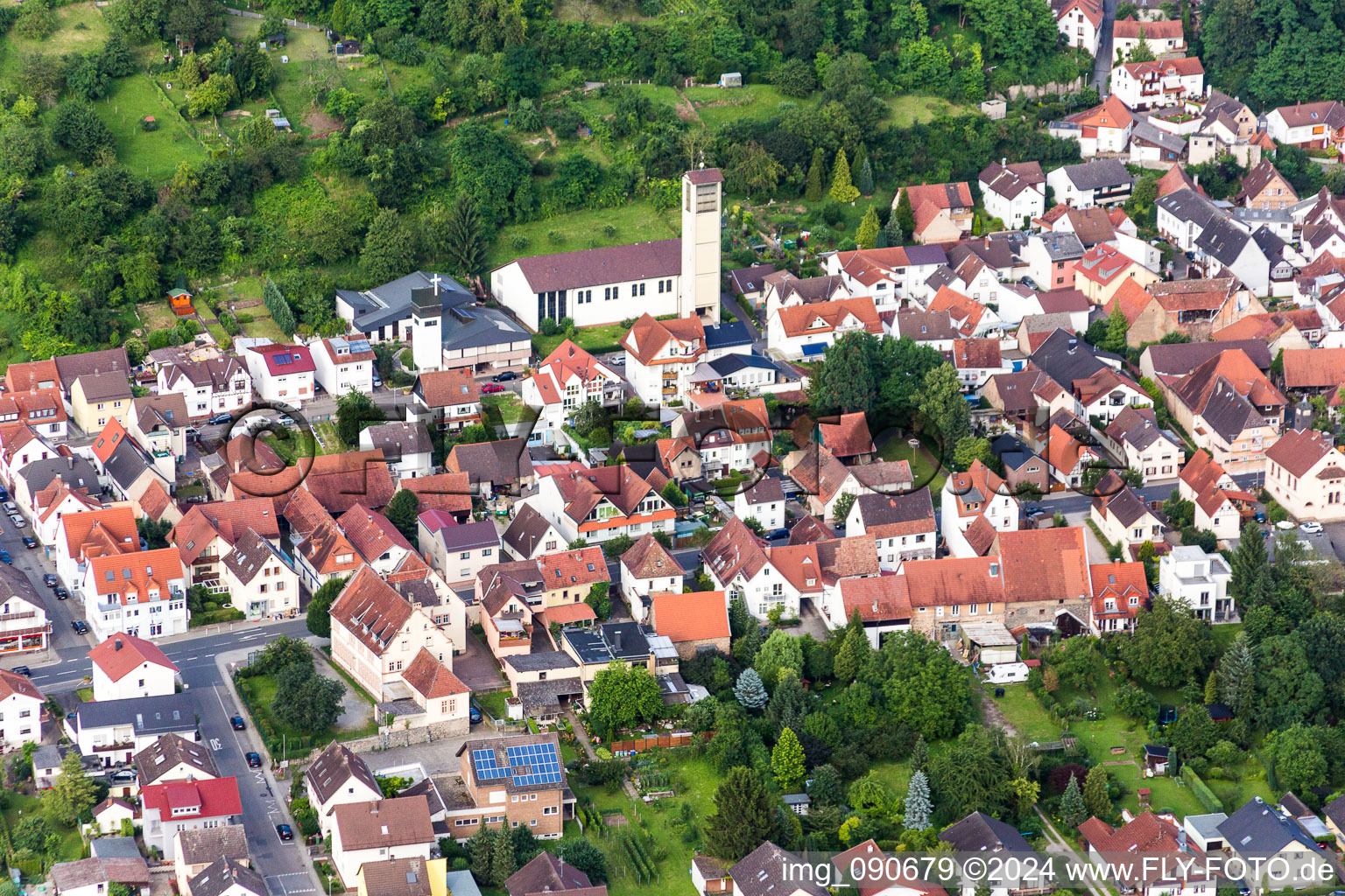 Vue aérienne de Église protestante à Sulzbach à le quartier Sulzbach in Weinheim dans le département Bade-Wurtemberg, Allemagne