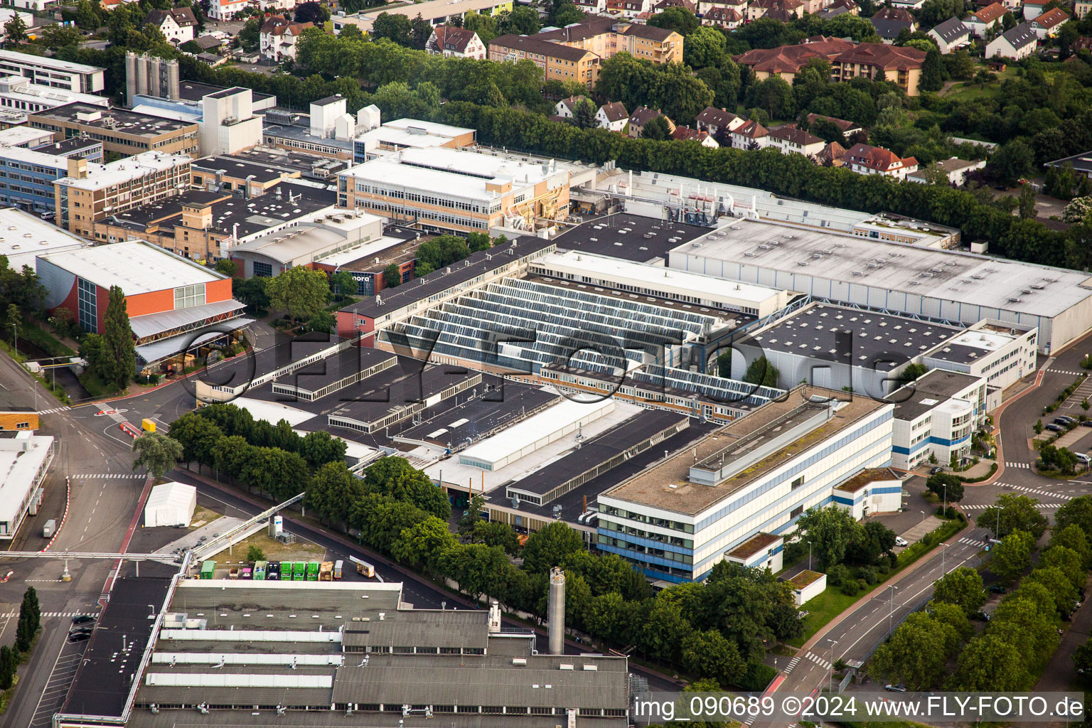 Vue aérienne de Locaux de l'usine Nora Systems GmbH à Weinheim dans le département Bade-Wurtemberg, Allemagne