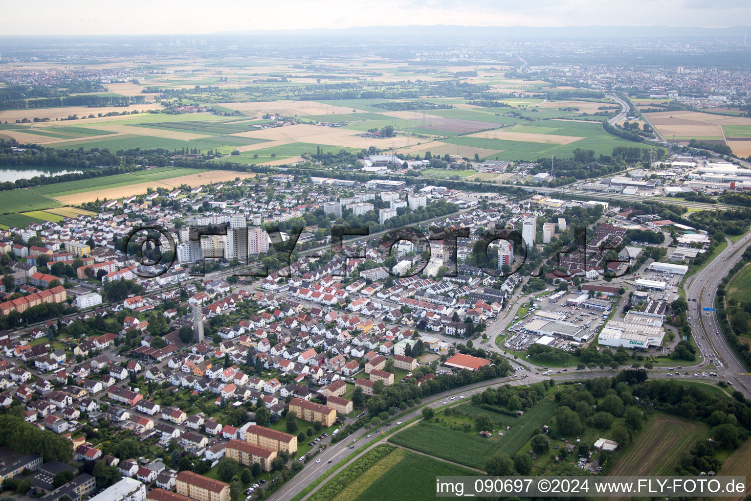 Weinheim dans le département Bade-Wurtemberg, Allemagne depuis l'avion