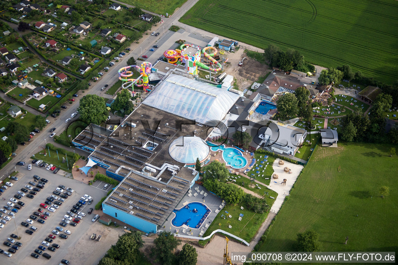 Vue aérienne de Thermes et piscines de la piscine extérieure de l'espace de loisirs MIRAMAR, thermes de sel et de cristal et paradis des saunas à le quartier Lützelsachsen in Weinheim dans le département Bade-Wurtemberg, Allemagne