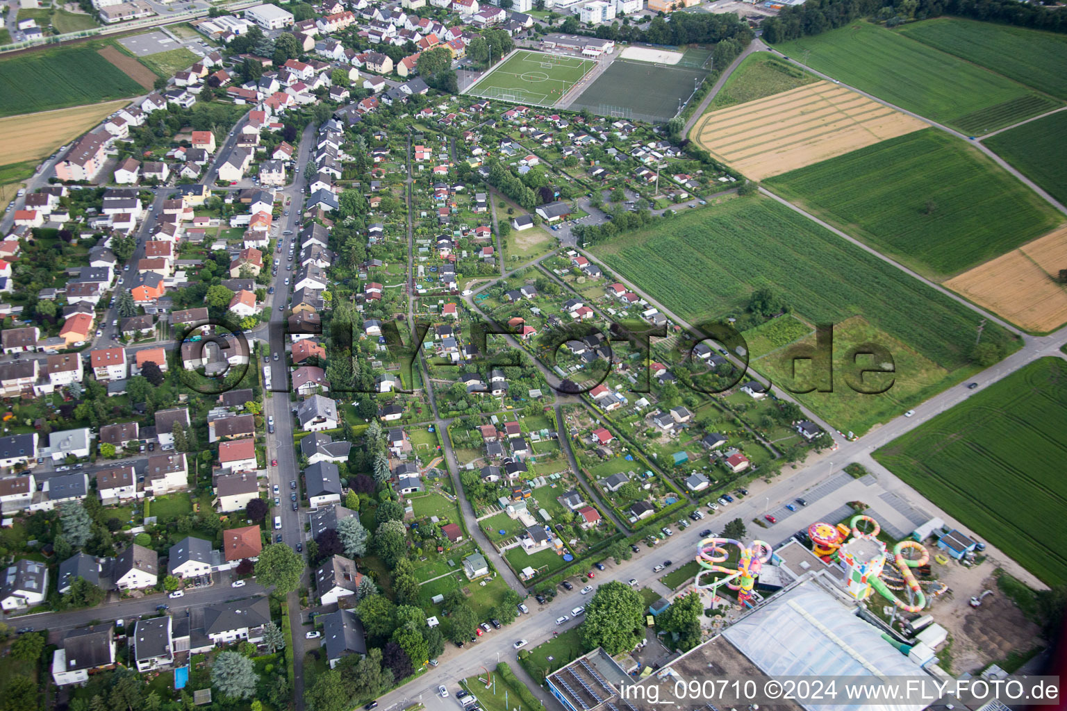 Vue aérienne de Quartier Lützelsachsen in Weinheim dans le département Bade-Wurtemberg, Allemagne